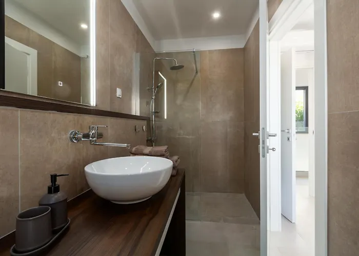 La Istriana - Seaview, Heated Pool Villa Krnica