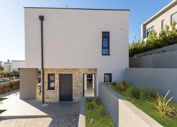 La Istriana - Seaview, Heated Pool Villa Krnica